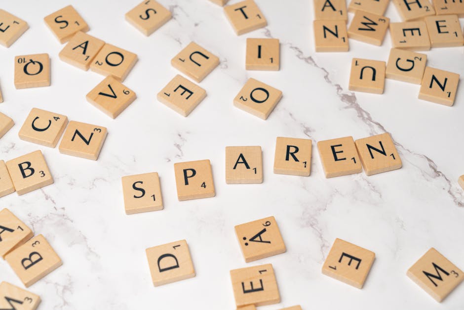 Consip viaggi istruzione: tessere Scrabble con lettere sparse, metafora della pianificazione e organizzazione dei viaggi studio all'estero.