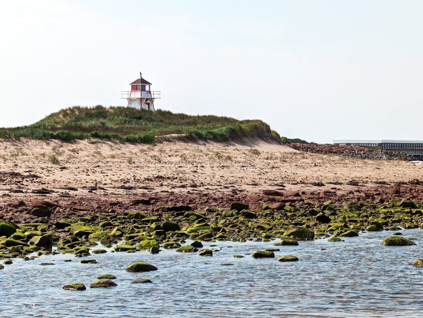 Faro su duna sabbiosa a PEI, Prince Edward Island: un esempio di destinazione unica e memorabile per viaggiatori esigenti.