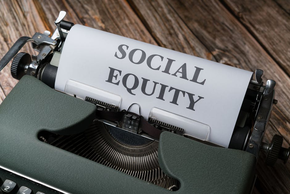 Macchina da scrivere vintage con testo 'Social Equity', metafora della regolamentazione dei social media per i minori e l'equità digitale.