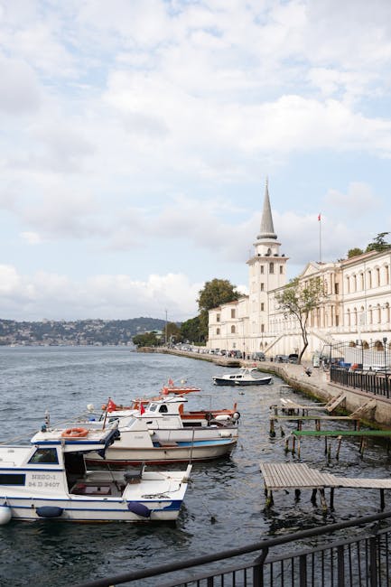Istanbul, Turchia: scorcio sul Bosforo e l'edificio storico Kuleli Askeri Lisesi, simbolo di scambio culturale e diplomazia scolastica.