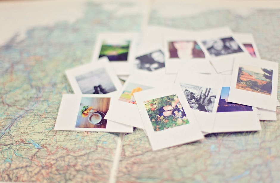 Polaroid sparse su mappa geografica: ricordi di viaggio e tempo perduto, evocazione della memoria e della nostalgia di Proust