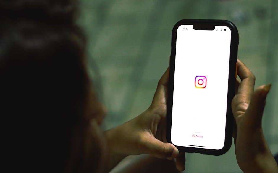 Dipendenza social minori: smartphone con logo Instagram. Class action Milano contro Meta e TikTok per accesso under 14.