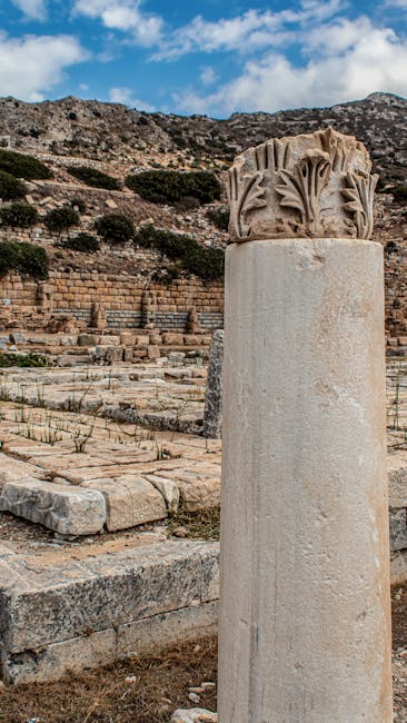 Colonna antica con capitello decorato in sito archeologico, simbolo di tempo e attività passate, per articolo su produttività e crescita personale.