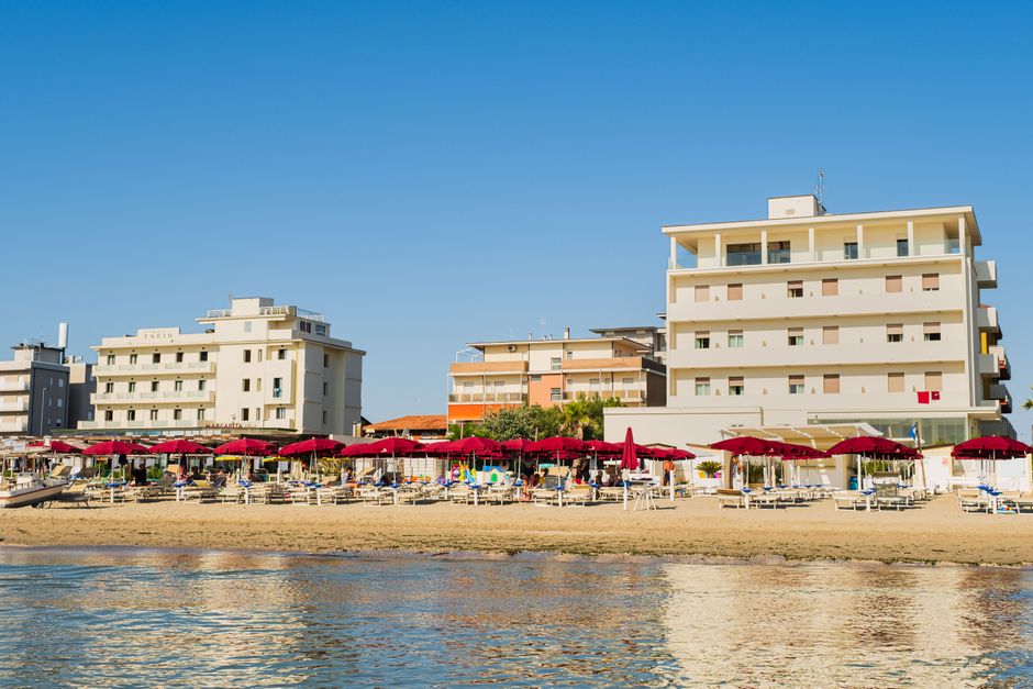 Permessi Legge 104 e soggiorno al mare: la giurisprudenza chiarisce i limiti del licenziamento per abuso