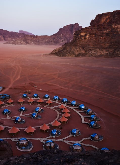 Resort di lusso nel deserto di Wadi Rum, Giordania, con cupole riflettenti e montagne sullo sfondo, un'oasi di realismo magico.