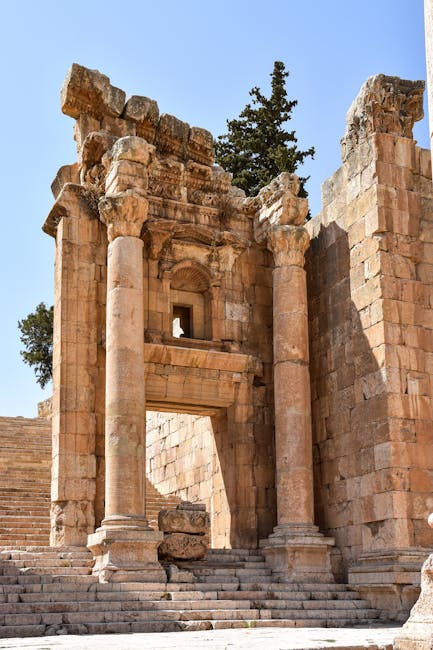 Arco romano monumentale con colonne e dettagli architettonici a Jerash, Giordania. Scopri la storia e il fascino di questa antica struttura.