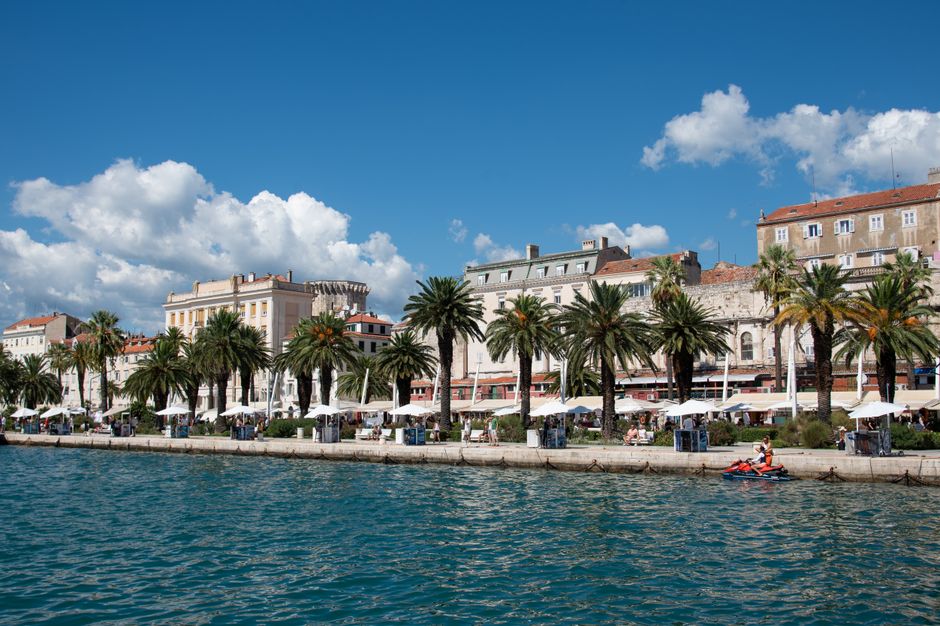 Vista del lungomare di Spalato con palme e edifici storici, ideale per la scuola estiva sulla Frontiera Adriatica