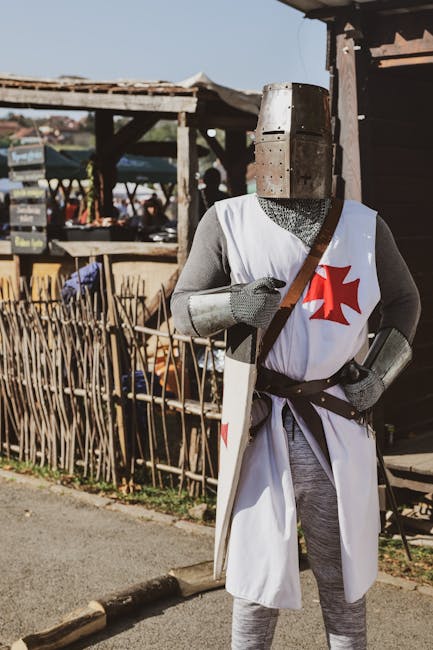 Cavaliere Templare in armatura completa durante rievocazione storica della Sesta Crociata con croce rossa sul petto e elmo di ferro.