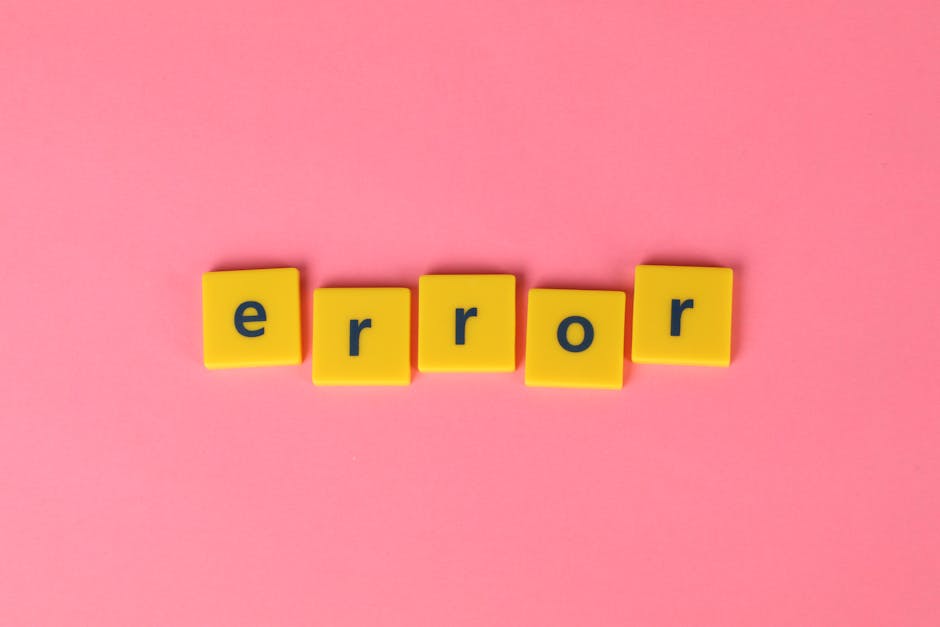 Parola ERROR scritta con tessere gialle su sfondo rosa, concetti di errore IA, responsabilità e compiti scolastici