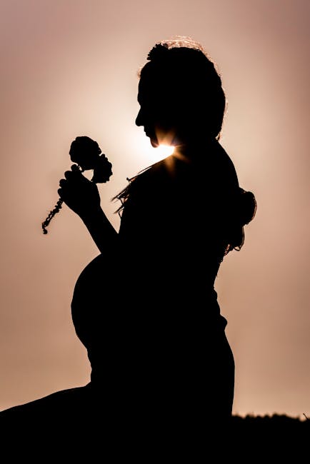 Silhouette di donna con fiore al tramonto: esplorando le prime impressioni e la bellezza intrinseca nell'articolo.