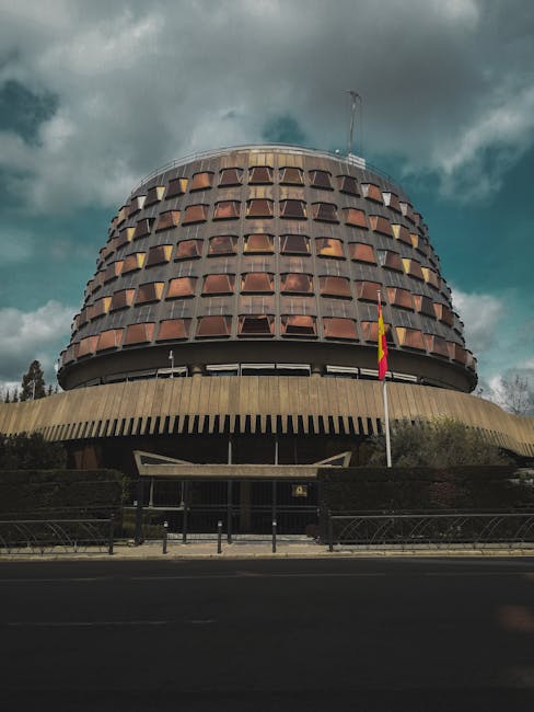 Corte Costituzionale spagnola a Madrid, simbolo delle decisioni sul TFS dei dipendenti pubblici e le implicazioni legali recenti.
