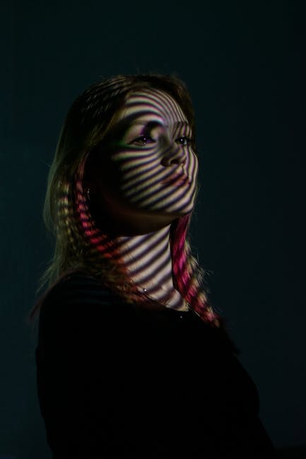 Donna con proiezioni lineari sul viso, simbolo di standardizzazione e uniformità dei contenuti digitali per l'efficienza.