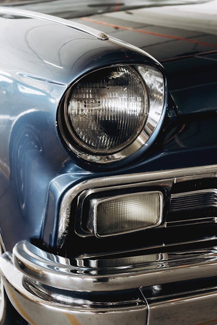 Faro e dettagli cromati di un'auto d'epoca blu, simbolo di un'epoca di cambiamenti durante la Guerra Civile Americana