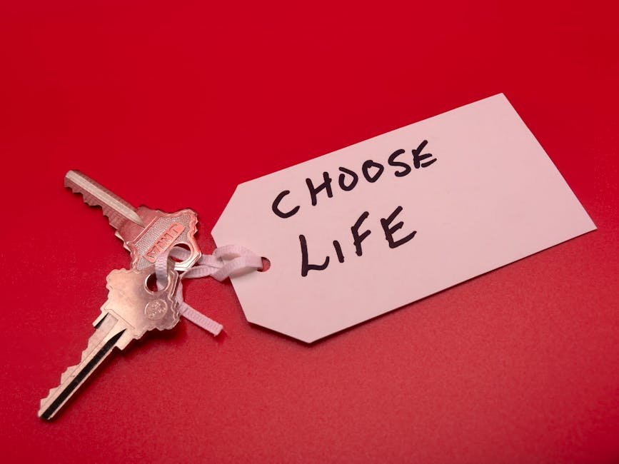 Chiavi e cartellino con scritta Choose Life: metafora di scelta e flessibilità lavorativa per una vita migliore