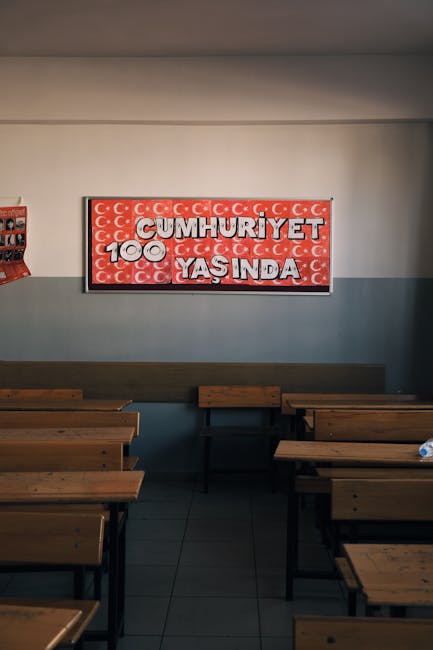 Aula scolastica con striscione celebrativo del centenario della Repubblica Turca, simbolo di educazione e pace nelle scuole.