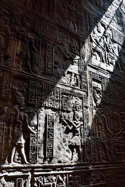 Arte e architettura della 4ª dinastia egizia Bassorilievo egizio con geroglifici e figure umane, dettaglio architettonico della 4ª dinastia egizia illuminato dalla luce solare.