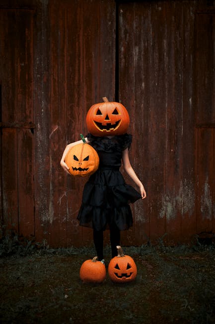 Ragazza con zucca intagliata sulla testa e in mano, vestito nero, ballo tradizionale di Halloween, atmosfera festosa e misteriosa.