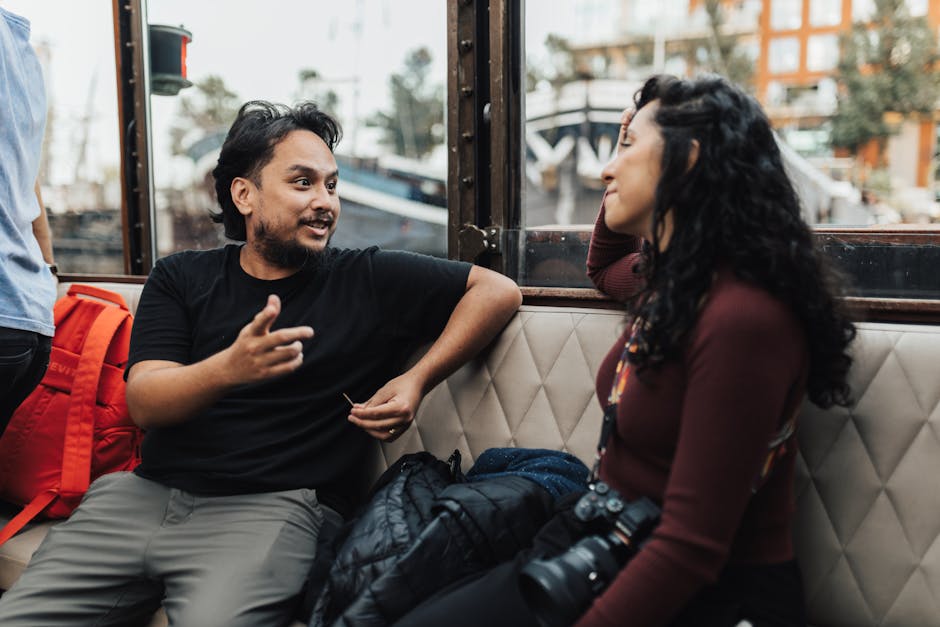 Discussione animata tra due persone: esempio di dialogo sociale e comunicazione nei media moderni, riflettendo il concetto di 'A da'.