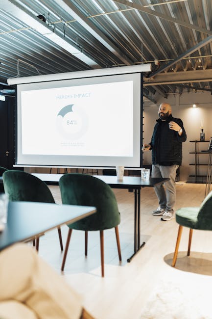 Relatore che presenta strategie visive durante una conferenza sull'impatto della comunicazione, con schermo e grafici a supporto.