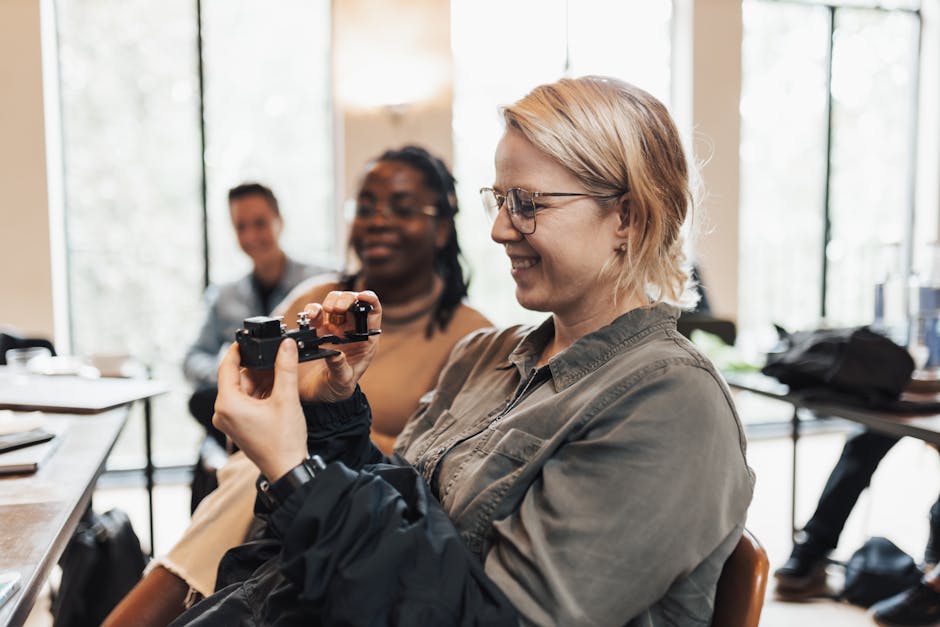 Donna sorridente esamina componente meccanico durante la formazione pratica in laboratorio di meccanica e innovazione