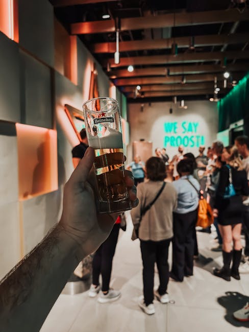 Brindisi interculturale con birra Heineken durante gli ErasmusDays 2025: celebrazione dei valori europei e dell'esperienza Erasmus