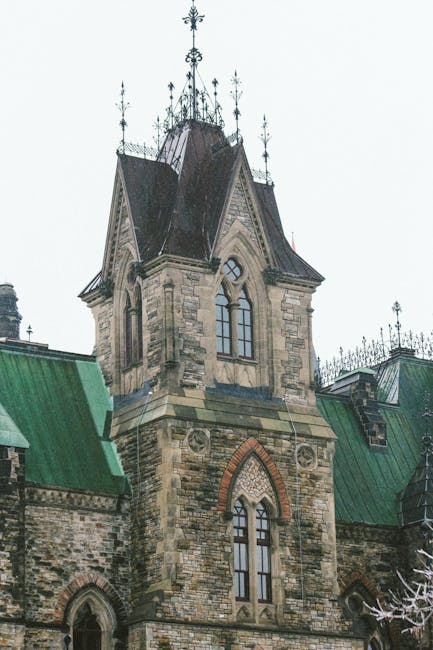 Dettaglio architettonico di un edificio storico con tetto verde, evocativo della tradizione e cultura napoletana, in attesa del riconoscimento UNESCO.