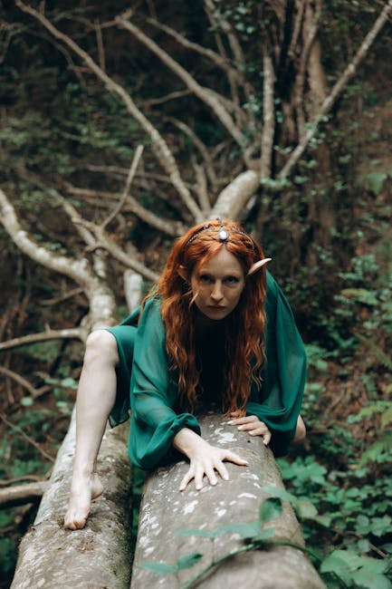 Donna con orecchie a punta e abito verde in una foresta incantata, evocativa del realismo magico di Gabriel Garcia Marquez.
