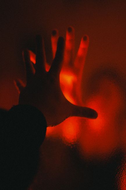La trappola della dopamina digitale: come la pervasività degli schermi sta ridefinendo la crescita dei minori