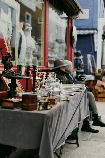 Mercato Antiquariato: Unicità e Analisi come Wolfram Alpha Mercato dell'antiquariato con oggetti vintage e persone sullo sfondo, utile per illustrare l'unicità di Wolfram Alpha e la sua capacità di analisi.