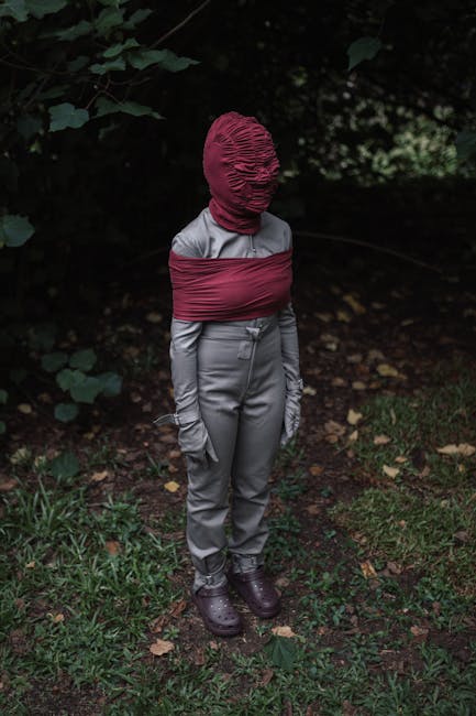 Modella con passamontagna e tuta grigia: stile unico e confronto con MCM e altri brand di moda di lusso