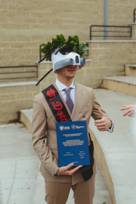Laurea in Italia: studente festeggia con casco da Stormtrooper e corona d'alloro, simbolo di un sistema educativo in evoluzione