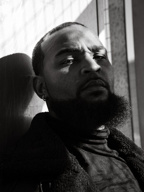 Ritratto in bianco e nero di un docente riflessivo, che incarna la sinergia tra didattica e relazioni umane nell'insegnamento moderno.