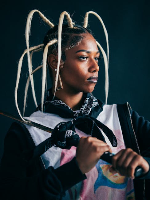 Ritratto di donna con katana e acconciatura elaborata ispirata a Turnus Unico, personaggio dell'articolo.