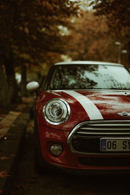 Banda della minicar e responsabilità educativa: il nodo della scuola tra "agenzia esigente" e "ammortizzatore sociale"