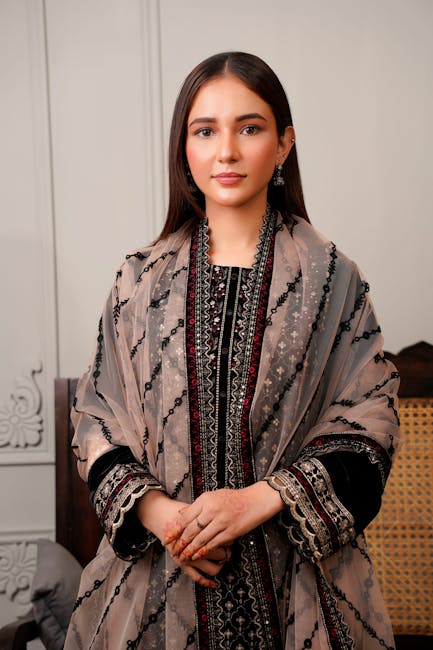 Giovane donna in abito tradizionale pakistano, simbolo della disparità di genere nel mercato del lavoro giovanile italiano