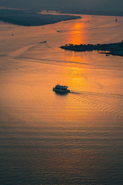 Vista aerea del Tevere al tramonto con battello vicino Ara Pacis Residenza di lusso a Roma