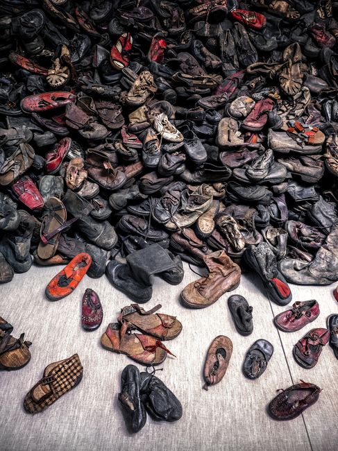 Scarpe di bambini e adulti esposte nella mostra virtuale INDIRE sull'alluvione di Firenze del 1966, sessantesimo anniversario.