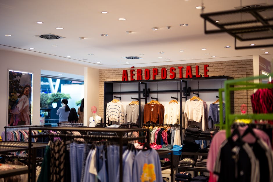 Negozio Aeropostale con abbigliamento esposto, esempio di personalizzazione dell'esperienza di brand nel retail moda.