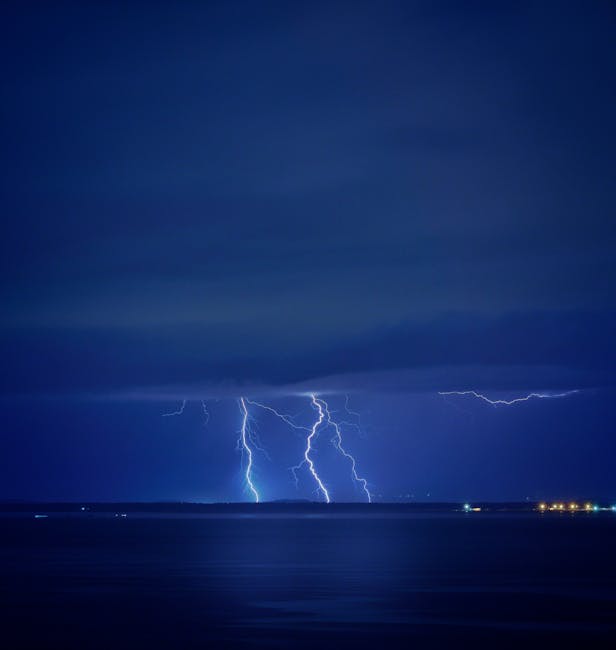Fulmini illuminano il cielo notturno sopra Agrigento durante il nubifragio, scuole sommerse e pioggia impetuosa in Sicilia