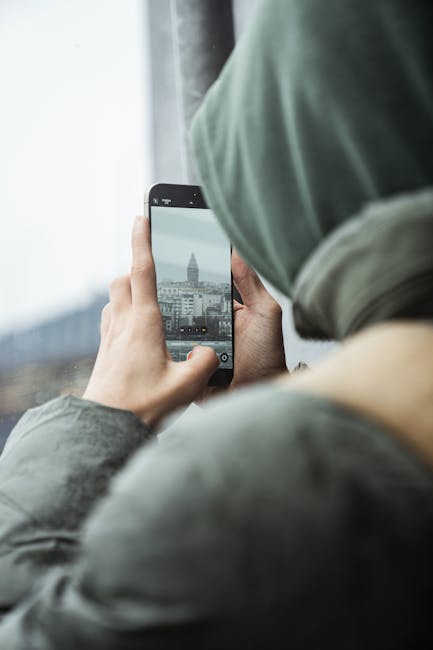 Ragazza fotografa città con smartphone: metafora dell'apprendimento culturale e linguistico, come una maestra che guida alla scoperta