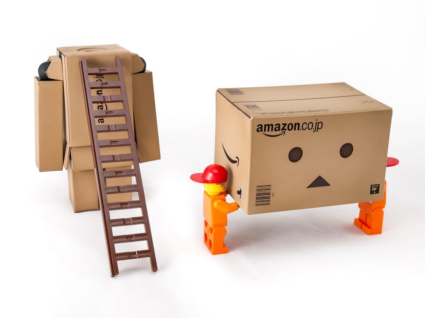 Creatività infantile: Lego e scatole di cartone Amazon trasformate in robot e personaggi, stimolando l'immaginazione dei bambini.