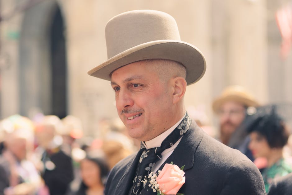 Uomo elegante con cilindro e fiore all'occhiello, perfetto per giochi musicali a tema vintage e feste a sorpresa originali.