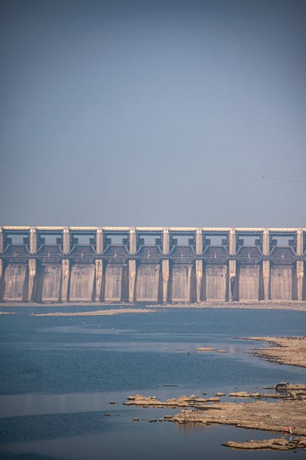 Imponente diga sul fiume, infrastruttura cruciale per l'economia locale e la gestione delle risorse idriche regionali.