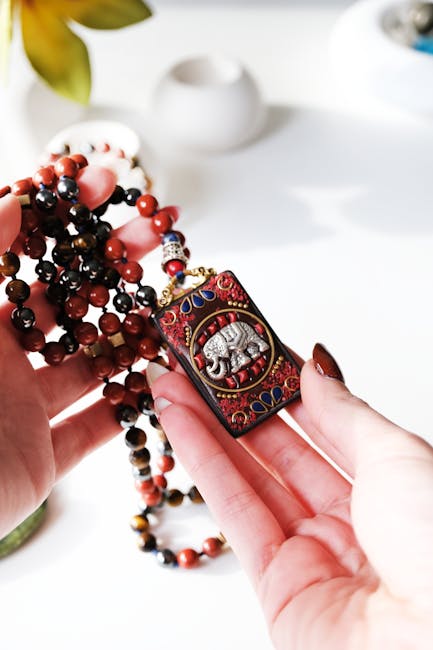 Collana etnica con pendente elefante, simbolo di connessione culturale e spirituale, ponte tra tradizioni diverse e intersezioni uniche.