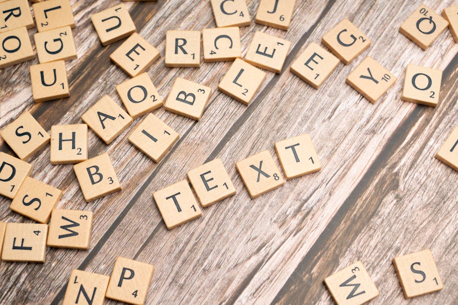 Tessere di Scrabble sparse che formano la parola TEXT, metafora della comunicazione scuola famiglia e del dialogo costruttivo.