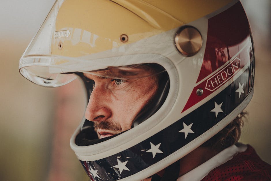 Bruno Giordano sguardo determinato con casco da pilota vintage: simbolo di passione e successo nel calcio italiano