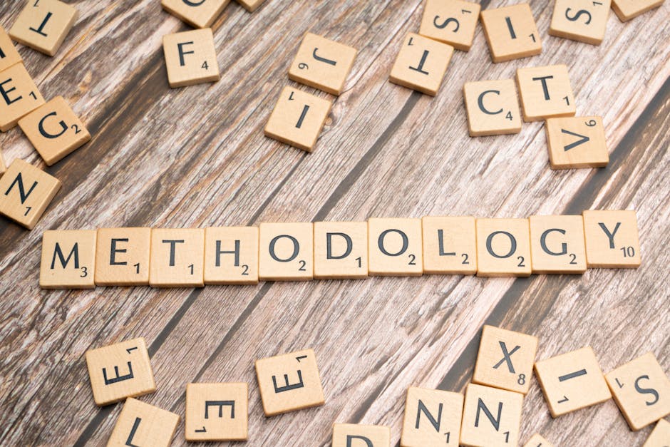 Metodologia didattica illustrata con tessere di legno su sfondo in legno, concetto di valutazione differenziata e strumenti didattici