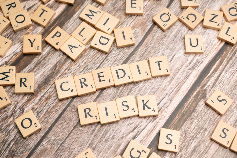 Modello di rischio di credito illustrato con tessere di Scrabble su sfondo legno. Concetto di finanza e previsioni future.