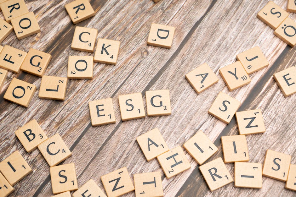 ESG scritto con tessere di Scrabble su sfondo di legno per articolo su Investimenti Socialmente Responsabili