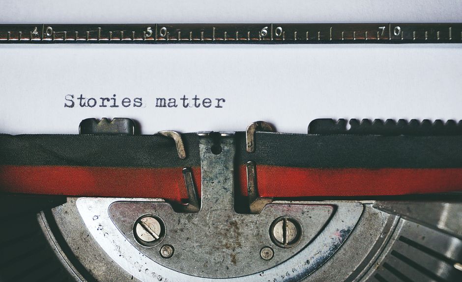 Macchina da scrivere con la frase Stories matter stampata su carta, simbolo del Premio Storie di alternanza e competenze 2026